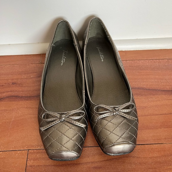 TRADITION Metallic Ballet Bow Flats. - Picture 2 of 12